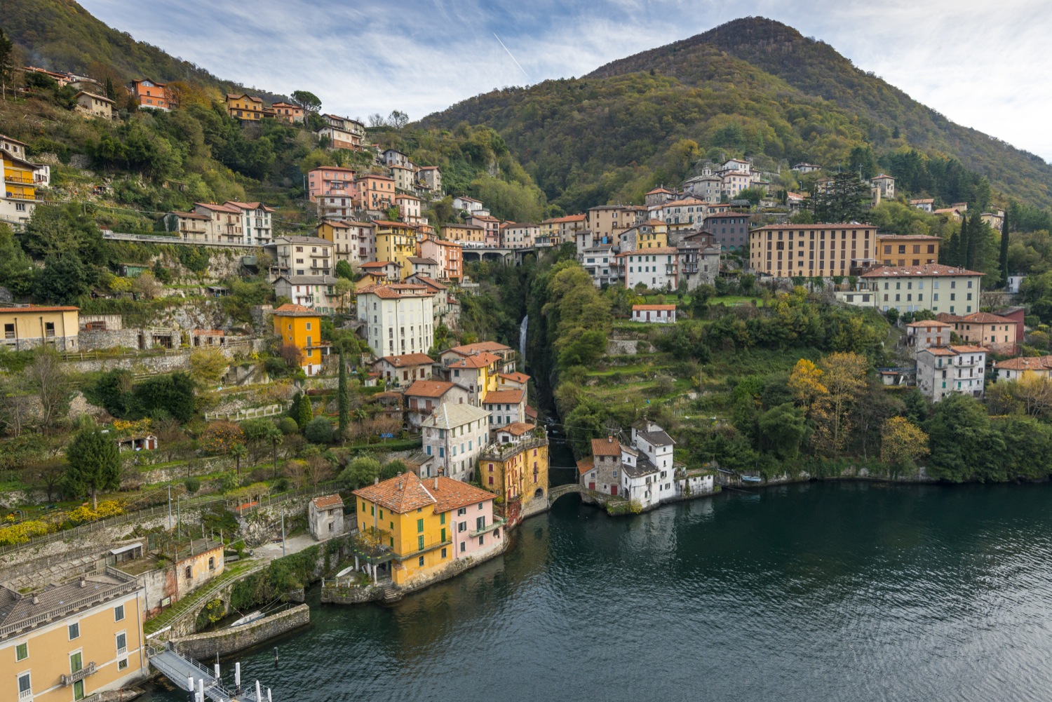 Il borgo di Nesso sulla sponda del Lago di Como visto dall'alto