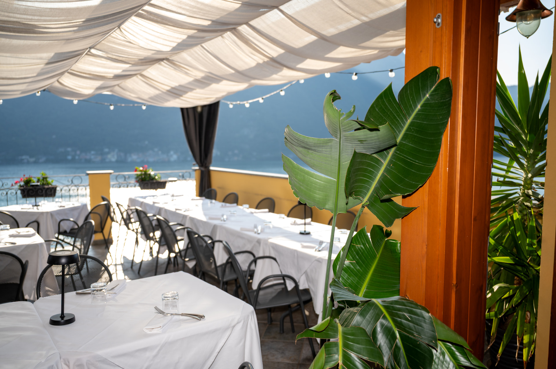 Tavolata lunga apparecchiata in terrazza