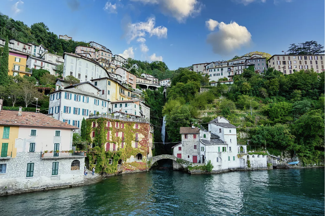 L'Orrido di Nesso visto dal lago, tra le case del borgo
